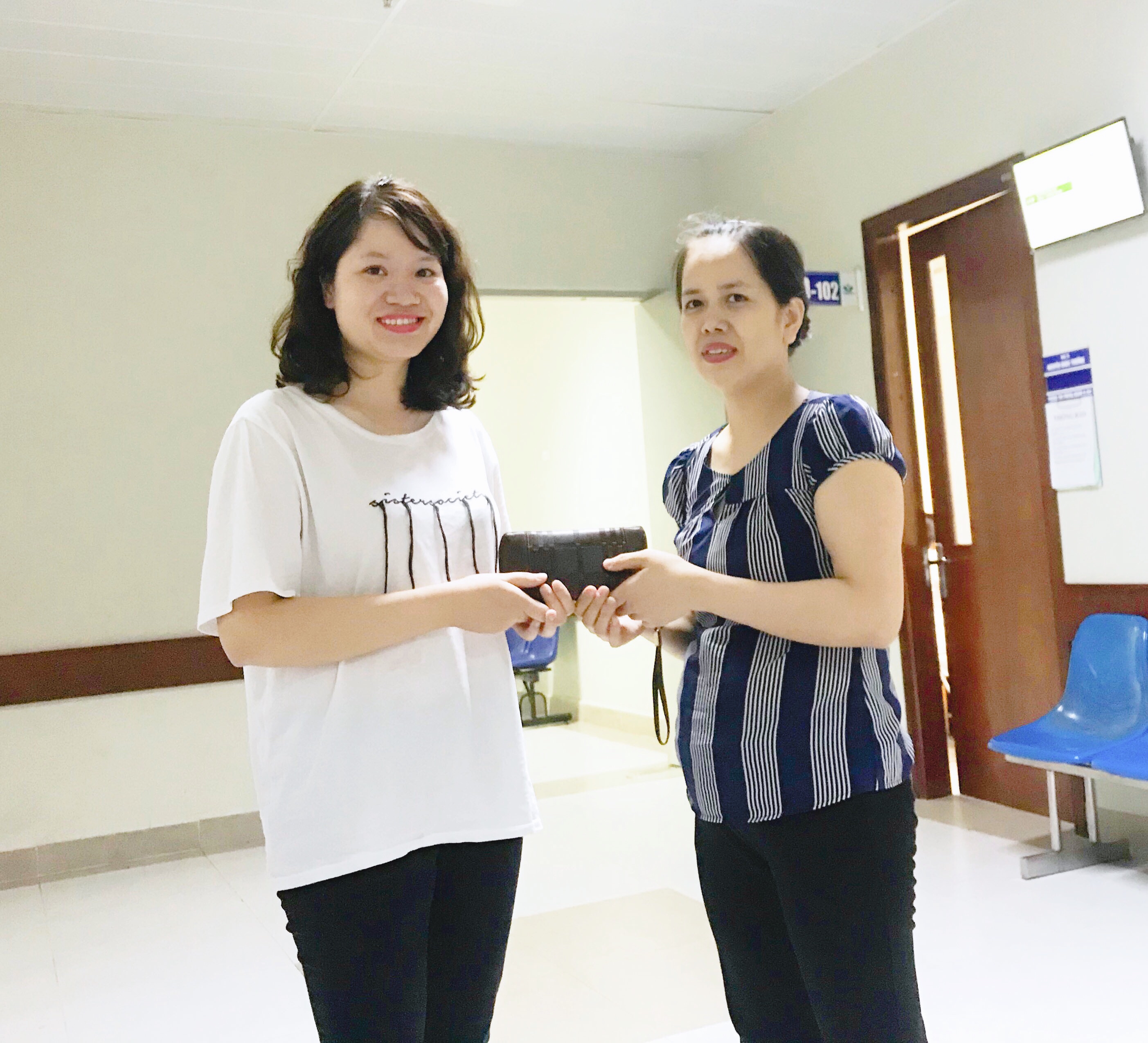 Nữ phóng viên Báo Quân đội nhân dân nhặt được của rơi trả người đánh mất